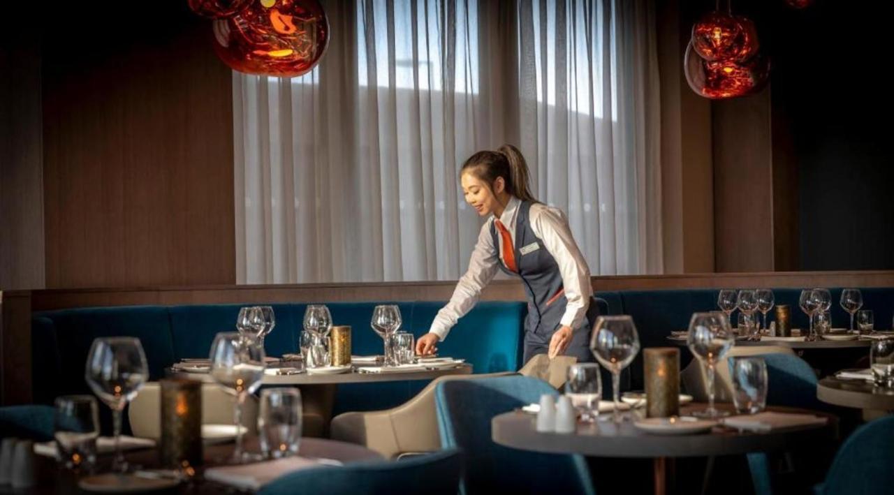 Clayton Hotel Manchester City Centre Dış mekan fotoğraf A waitress at a luxury hotel in Hong Kong